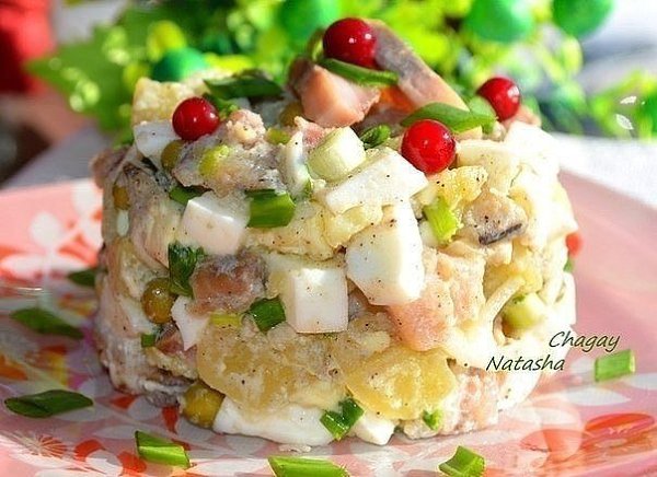 САЛАТ С МАЛОСОЛЬНОЙ СЕЛЬДЬЮ .Салат с селёдкой — это рецепт простой, но очень вкусной закуски. ...