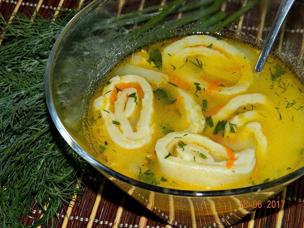 КУРИНЫЙ СУП С СЫРНЫМИ РУЛЕТИКАМИ.Ингредиенты:Куриный бульон4 картофеля1 морковь1 луковицазеленьДля ...