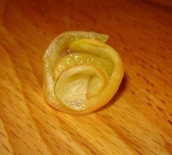 Нежные розы из яблок.Для роз нам нужно яблоко красное или зелёное не важно, главное, чтобы оно было ... - 7