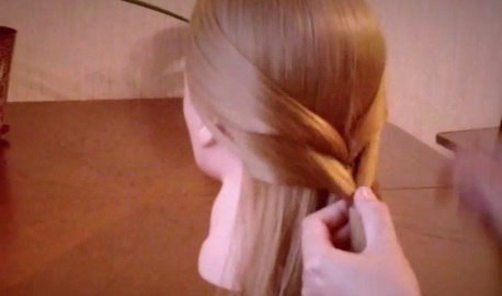 Простая прическа «Коса с резинками» (пошаговый урок).Эта шикарная укладка выглядит очень сложной, ... - 2