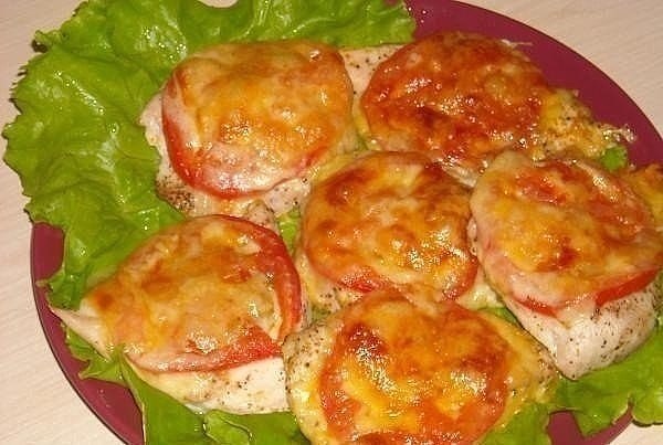 Куриное филе под сыром с помидорами.Ингредиенты:- филе куриное, 600-700 гр.;- помидоры, 3-4 шт;- ...