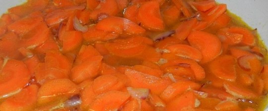 Морковный суп со сметаной.Ингредиенты на 6 порций:300 г моркови, 100 г репчатого лука, 800 мл воды, ...