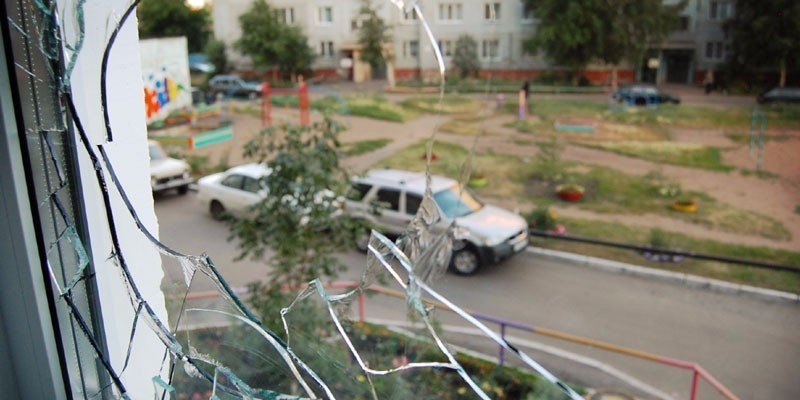 Замена стекла в стеклопакете. Разбитое окно-стеклопакет может обойтись очень дорого, если вызывать ...