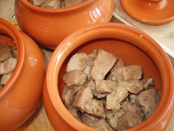 Мясо в горшочке с картофелем и сыром.Мясо в горшочке — простое в приготовлении блюдо. Ваши родные и ... - 8