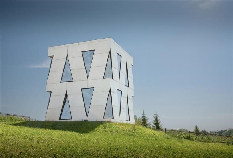 ТОП-9 необычных жилых домов Подмосковья.1. Дом-магнитофон в Горках-10. В 2003 году архитектор ...