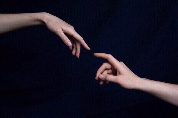 И ни к чему пустые разговоры, Как книги, мы прочитаны до корки. Когда влюблен — сворачиваешь горы, ...