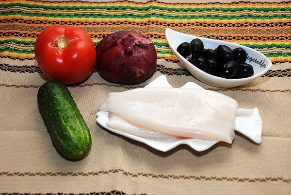 Диетический теплый салат из кальмаров с овощами.Ингредиенты2 шт Подготовленные тушки кальмаров1 ... - 2