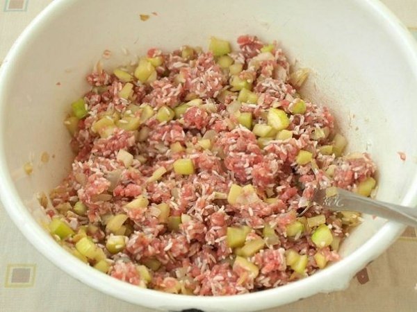 Фаршированный перец с начинкой из мясного фарша и кабачка. Мясной фарш — 500 г; Рис — 1 стак.; ... - 4