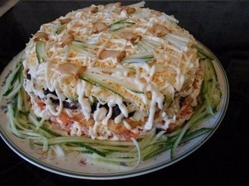 Салат «Вкусняшка».Ингредиенты:- 200 гр консервированных грибов (опята либо шампиньоны)- 250 гр ...