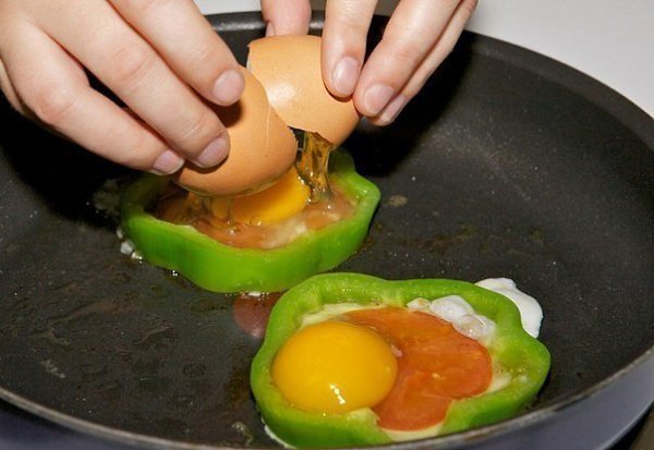 Глазунья в кольцах болгарского перца. Очаровательные и очень вкусные колечки. А внутри еще помидор! ... - 4