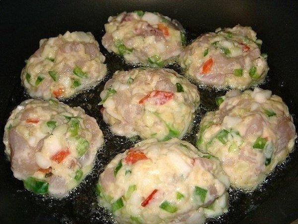 Рецепт очень вкусных и полезных котлет из куриного мяса с овощами и сыром. Вкус у этих котлет ... - 3