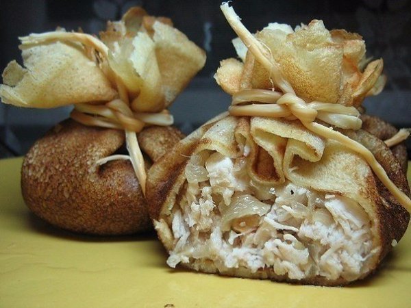 БЛИННЫЕ МЕШОЧКИ С КУРИЦЕЙ.ИНГРЕДИЕНТЫ: 3 стакана молока 2 стакана муки 2 яйца сливки 50 гр ...