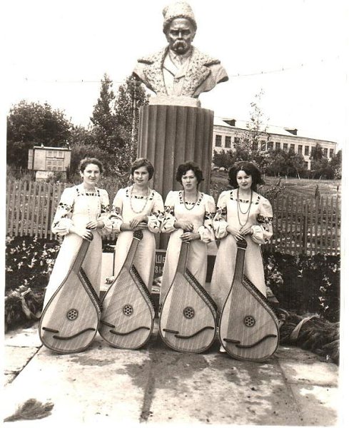 1978. Участницы ансамбля бандуристок «Чаривницы» у памятника Т.Г. Шевченко в селе Старый Хопер ...