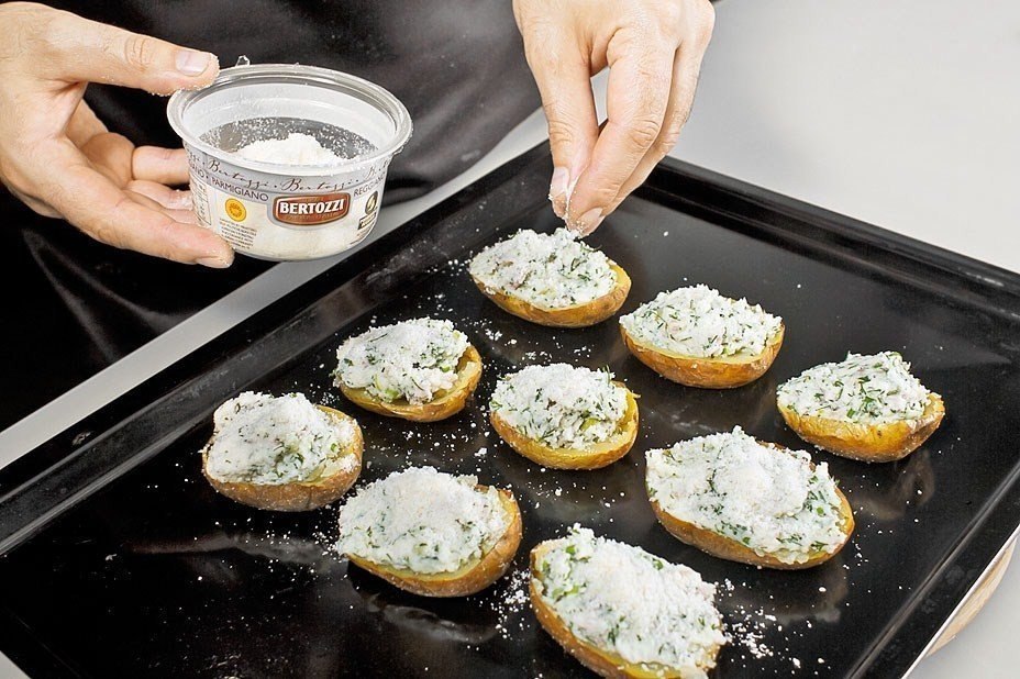 Картофель, запеченный в мундире.Ингредиенты (4 порции):Картофель - 4 шт.Чеснок - 4 зубчикаМасло ... - 4