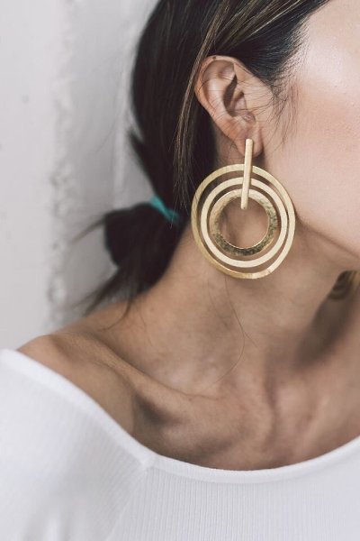 Сейчас популярны так называемые statement earrings - крупные выразительные серьги. Что думаете о ...