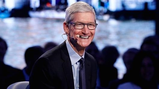 По словам Тима Кука, смартфоны iPhone 8 и умные часы Apple Watch Series 3 в первый день раскупили во ...