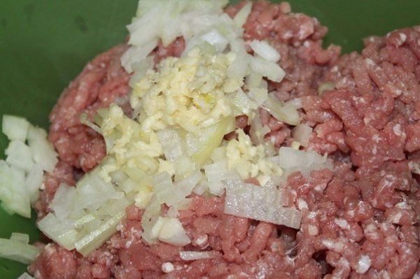 Тефтели запеченные в духовке в сметанном соусе.Ингредиенты:Фарш мясной (свинина + говядина) — 700 ... - 2