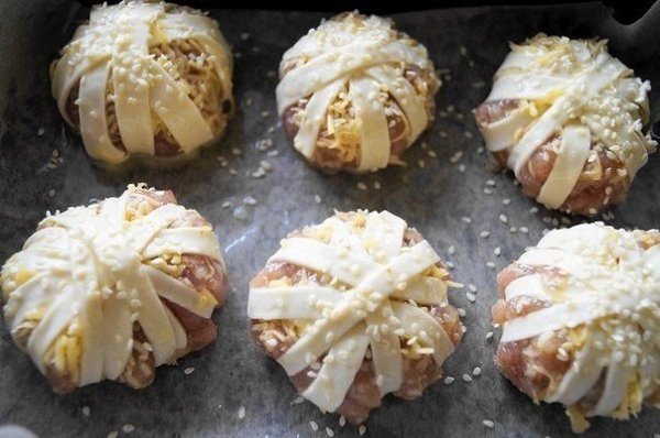 Слоеные клубочки с мясным фаршем под сыром.Ингредиенты: 300 г слоеного теста 500 г мясного фарша (у ... - 4