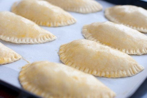 Пирожки с яблоками.Для теста:Мука - 300 гТворог - 125 гСахар - 100 гМолок - 100 млРастительное масло ... - 8