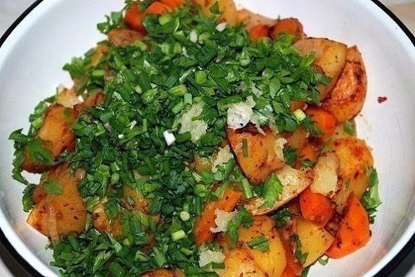 Картошка в рукаве.Ингредиенты: - 1 кг. картофеля, - 1 морковка, - 1 помидорчик, - лучок, - немного ...