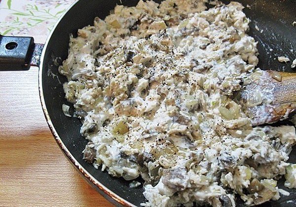 Жюльен из курицы с грибами.Ингредиенты: -Курица — 250 г -Шампиньоны — 250 г -Лук — 3 шт. -Сыр — 150 ... - 2