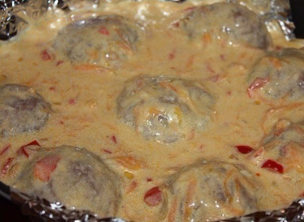 Тефтели запеченные в духовке в сметанном соусе.Ингредиенты:Фарш мясной (свинина + говядина) — 700 ... - 6