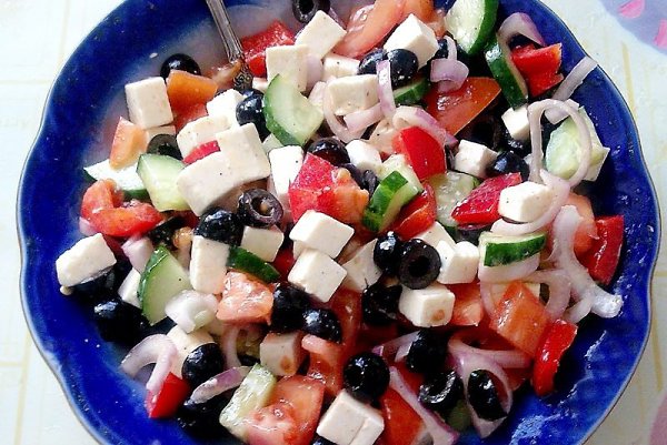 Салат греческий с брынзой и перепелиными яйцами.Оригинальное дополнение «Греческого» салата ...