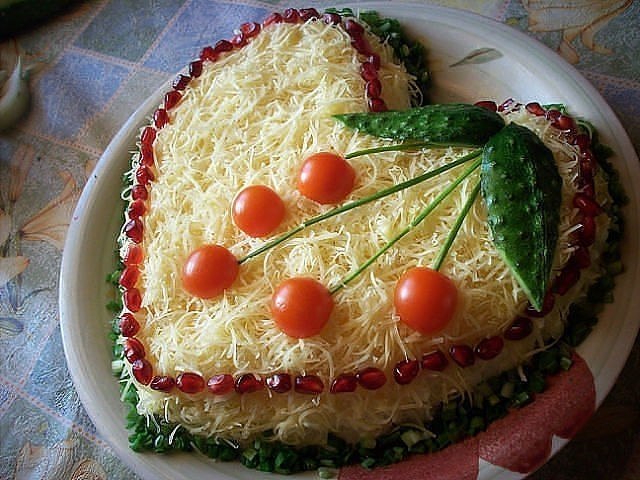 Салат из курицы с сыром.Ингредиенты :1. Куриный копченый окорочок — 1 шт. или 400 гр. копченой ...