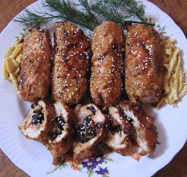 РУЛЕТ ИЗ КУРИНОГО ФИЛЕ С ЧЕРНОСЛИВОМ В ДУХОВКЕ.Ингредиенты:- Куриное филе(грудка)-600гр- Чернослив — ...