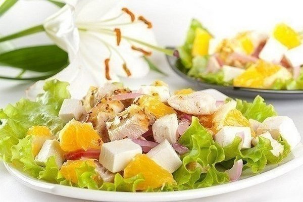 Салат с апельсинами, курицей и сыром фета.Интересное сочетание ингредиентов. Если домашнего кулинара ...