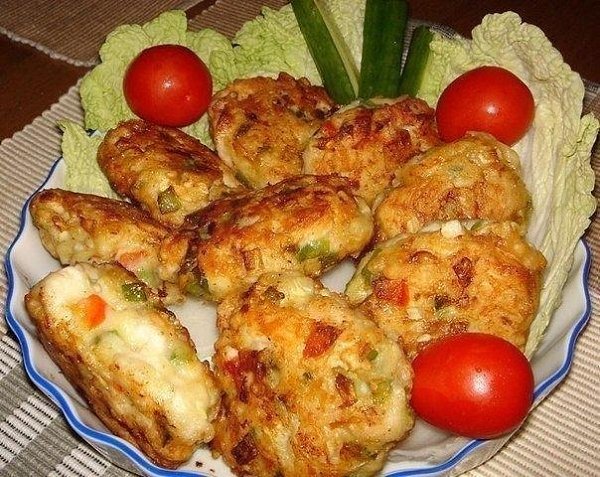 Рецепт очень вкусных и полезных котлет из куриного мяса с овощами и сыром. Вкус у этих котлет ... - 4