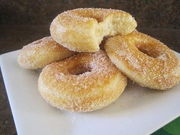 Пончики с сахаром и корицей. Ингредиенты: Мука — 360 г Сахар — 120 г Разрыхлитель — 1,5 ч. л. Молоко ...