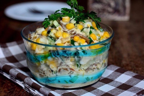 Салат «Зодиак».Вкусный салатик !Ингредиенты:Шампиньоны — 500 гЛук — 1 шт.Грудка куриная — 1 ...