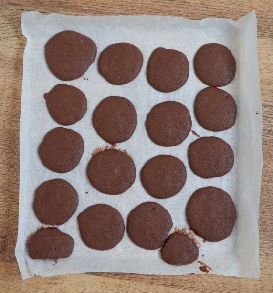 Шоколадные Whoopie со сливками.Ингредиенты:Для печенек вупи:Сливочное масло - 100 г Сахар - 110 г ... - 6