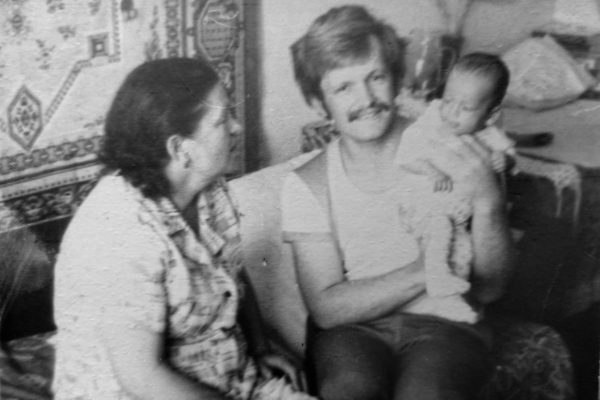 ПРИШЁЛ. УВИДЕЛ. УСЫНОВИЛ. В 1983 году холостой студент Хабаровского мединститута Юрий Зинчук ...