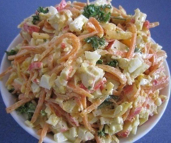 Очень простой салат с морковью, сыром и крабовыми палочками .ИНГРЕДИЕНТЫ: морковь по-корейски 200 ...