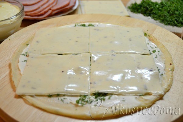 Блинные рулетики с начинкой из ветчины и сыра.Очень вкусная и лёгкая в приготовлении ... - 7