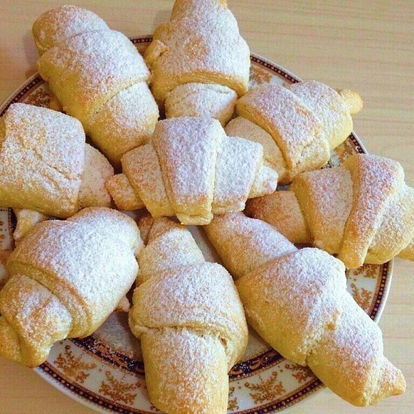 РОГАЛИКИ. Очень вкусные, мягкие, рассыпчатые рогалики, просто тают во рту. Для теста 1: сметана - ...