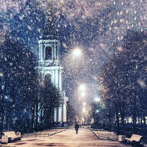 Обожаю выйти на улицу зимой вечером, а там так спокойно, тихо, чистый скрипящий снег.