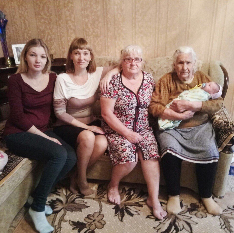 6 поколений семьи. Четыре поколения женщин. Пять поколений семьи. Фотография поколений женщин. Фотосессия четыре поколения женщин.