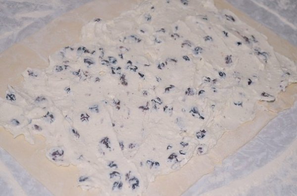 СЛОЕНКИ С ТВОРОЖНОЙ НАЧИНКОЙ И ИЗЮМОМ.Ингредиенты:- Тесто слоеное бездрожжевое 400 гр- творог 400 ... - 3