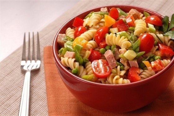 9 вкуснейших салатов на каждый день! Подборка: 1. Салат с сухариками. 2. Салат с копченым сыром. 3. ... - 8