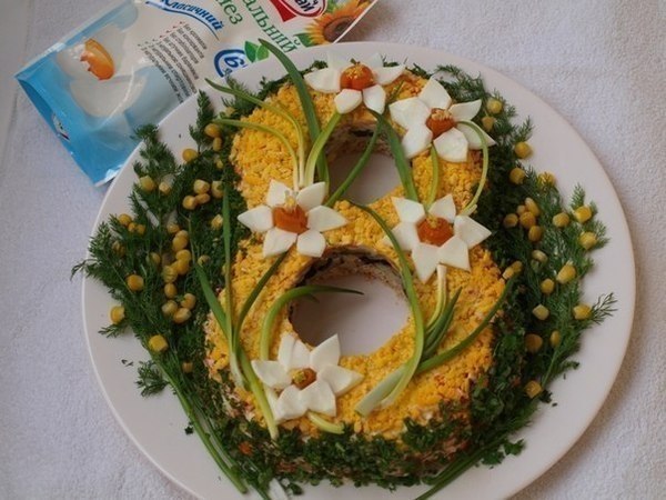 #весна2018 #8марта #праздники #рецепты.Салат - 1 отварная куриная грудка- 1 вареная морковь- 5 ...
