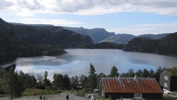 Прекестулен - самый красивый утес в мире.Прекестулен (норв. Preikestolen) - гигантский утёс с почти ... - 5