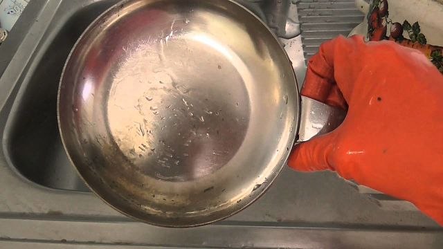 ЧИСТИМ СКОВОРОДКИ ДО БЛЕСКА!!! ингредиенты: 1/2 чашки соды 1 чайная ложка жидкости для мытья посуды ...