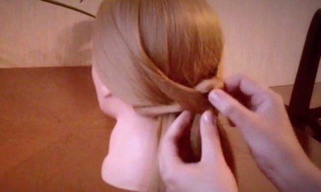 Простая прическа «Коса с резинками» (пошаговый урок).Эта шикарная укладка выглядит очень сложной, ... - 5