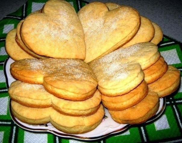 СМЕТАННЫЕ КОРЖИКИ.ИНГРЕДИЕНТЫ:Тесто: 2 яйца 1/2 ст. сахара 1/2 пачки маргарина ( мягкого) соль, сода ...