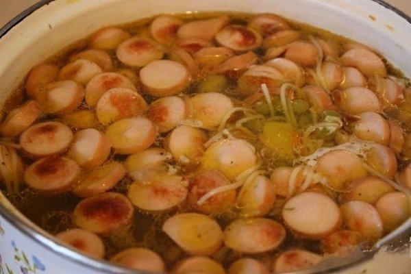 БЫСТРЫЙ СУП С СОСИСКАМИ. ИНГРЕДИЕНТЫ: Картофель — 4 шт Морковь — 1 шт Лук репчатый — 1 шт Масло ... - 6