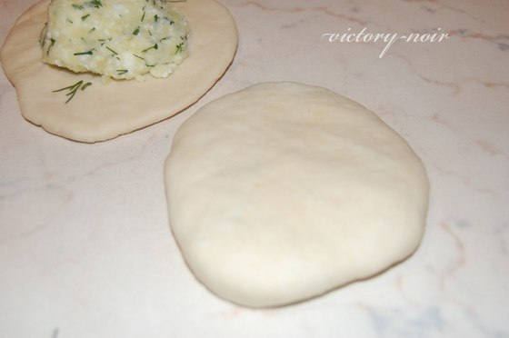 Невероятно вкусная вещь хичины с сыром и зеленью, и еще с картошкой и зеленью к ужину.Лепёшки с ... - 5