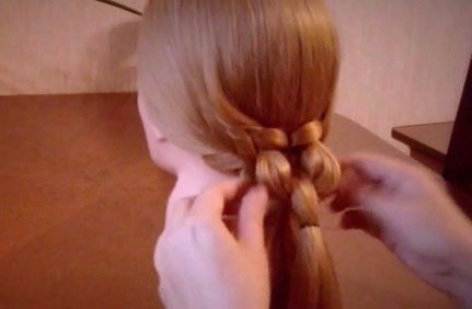 Простая прическа «Коса с резинками» (пошаговый урок).Эта шикарная укладка выглядит очень сложной, ... - 8